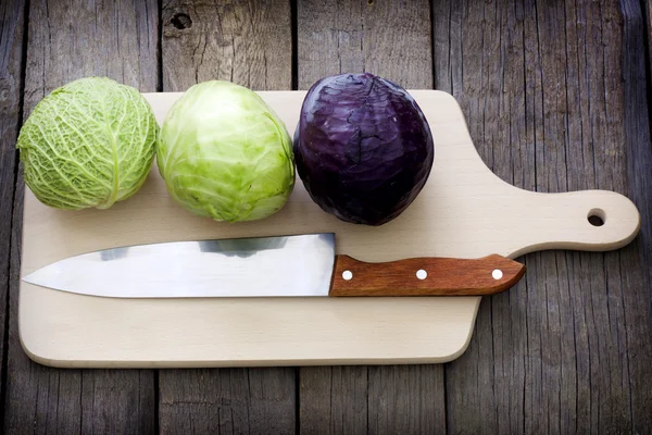 Chou et couteau sur planche à découper préparation pour la cuisson — Photo