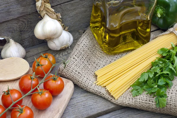 Nudelspaghetti und Gewürze auf alten Holzbrettern — Stockfoto