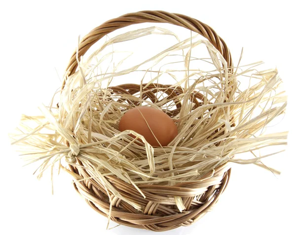 Huevo de Pascua en la cesta en el nido aislado —  Fotos de Stock