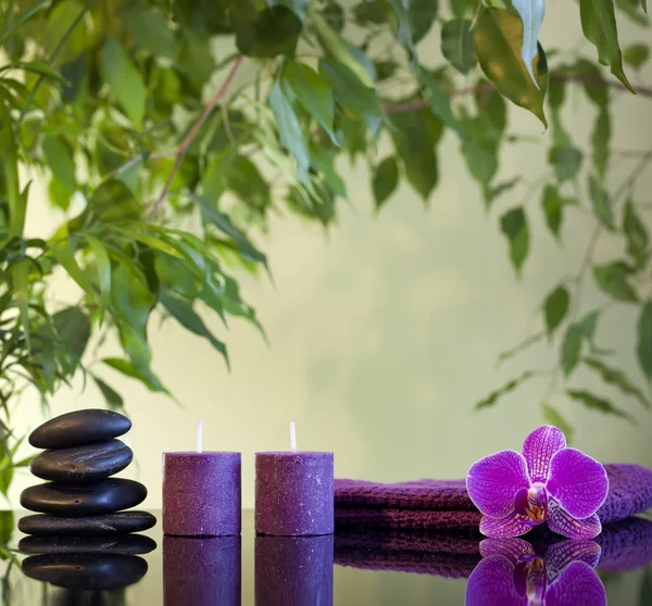 A zen Spa csendélet kövek, illatos gyertyák és orchideák — Stock Fotó