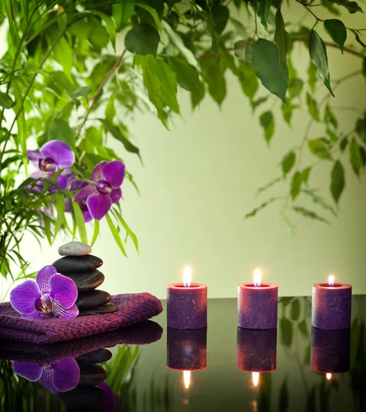 Spa ainda vida com pedras zen velas aromáticas e orquídeas — Fotografia de Stock