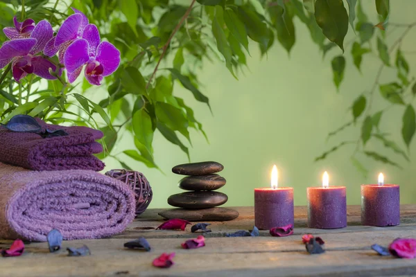 Spa bodegón con piedras zen velas aromáticas y orquídeas —  Fotos de Stock