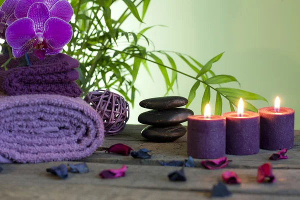 Spa Stilleben med zen stenar aromatiska ljus och orkidéer — Stockfoto