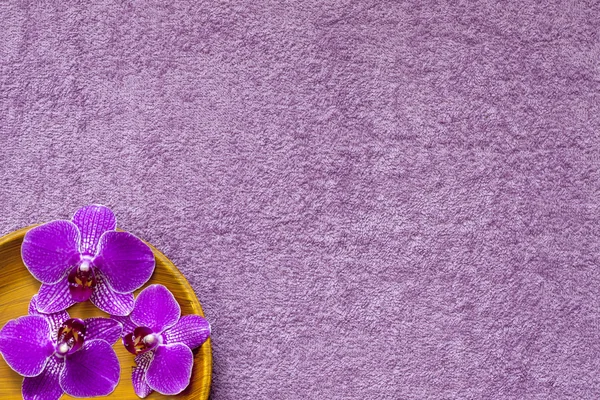 Орхидея на полотенце спа косметический абстрактный фон — стоковое фото