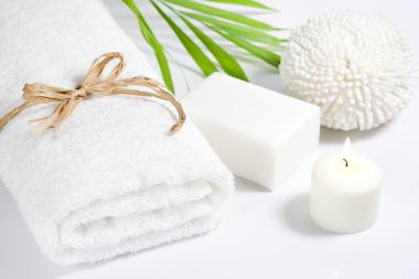 beyaz zemin üzerine havlu ve Sünger spa banyo kavramı