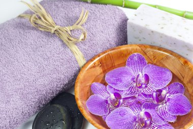 havlu spa kozmetik kavramı bir kase içinde orkide