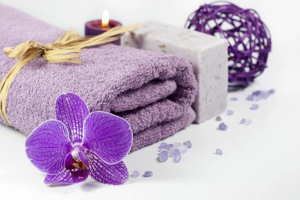 Concept de spa pour orchidées et serviettes avec sel de bain — Photo