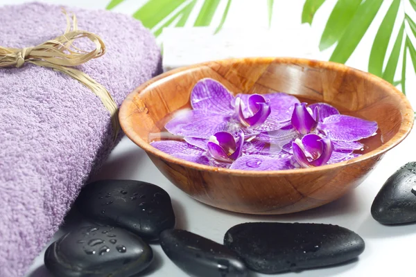 Orchids in the bowl with towel spa cosmetic concept — Stock Photo, Image
