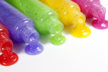 banyo beyaz arka plan üzerinde renkli peeling şişe closeup ayarla