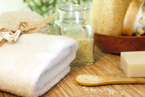 Sal de baño y toalla en la estera de bambú concepto de spa naturaleza muerta —  Fotos de Stock