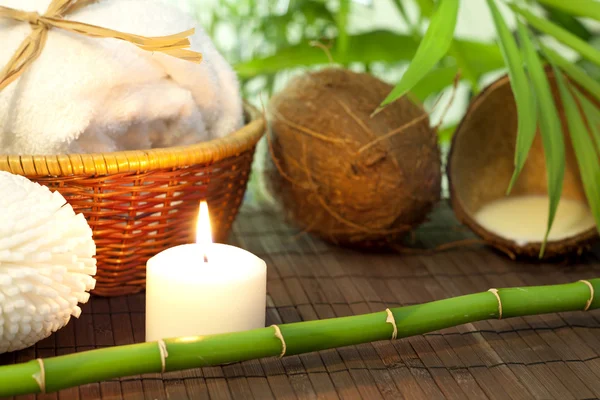 Bambu e leite de coco spa cosmético ainda vida — Fotografia de Stock