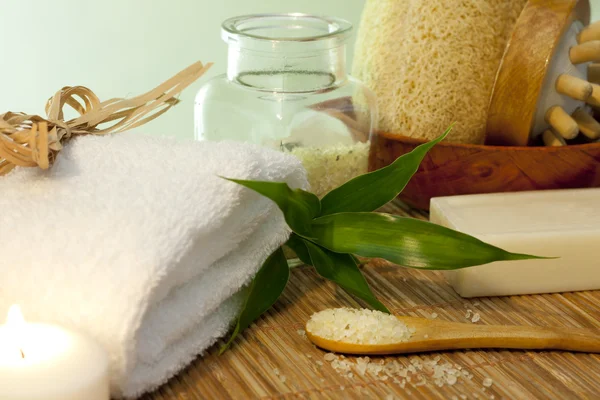 Bagno sale e asciugamano su tappetino di bambù concetto spa still life — Foto Stock