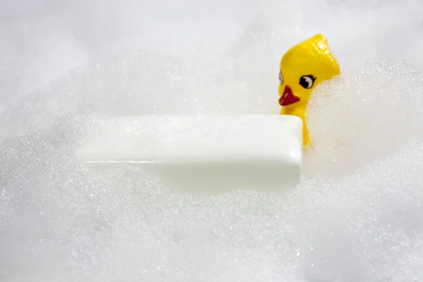 Schiuma e sapone in bagno con anatra — Foto Stock