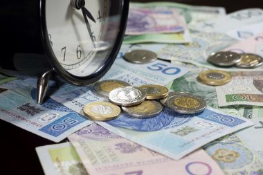 zaman Lehçe sikke ve banknot ile para bir kavramdır