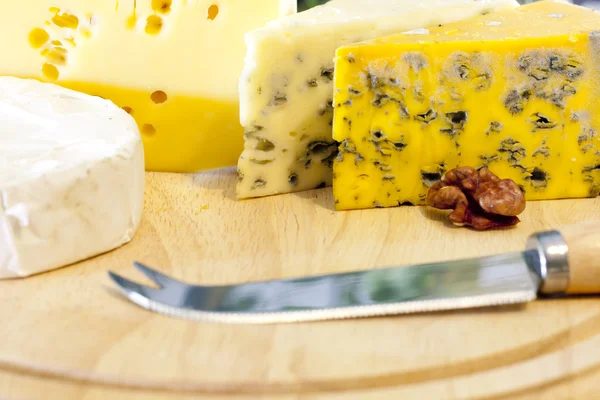 Сыр различный ассортимент на деревянных досках — стоковое фото