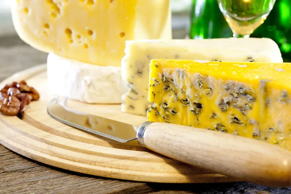 나무판에 다양 한 구색을 치즈 — 스톡 사진