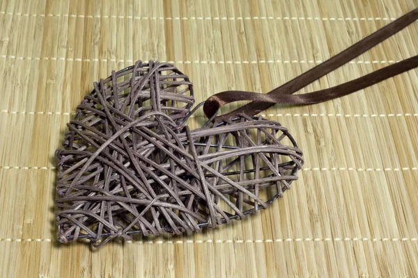 Flätade hjärtan på bambu matta valentines koncept — Stockfoto