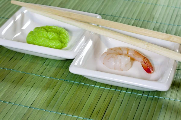 Crevettes sushi et wasabi sur tapis de bambou — Photo