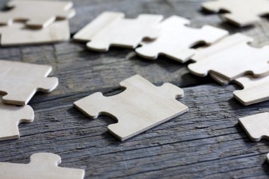 ahşap Komiteler takım iş kavramı üzerinde puzzle
