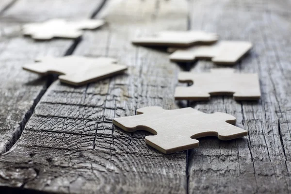 Puzzel op houten planken team bedrijfsconcept — Stockfoto