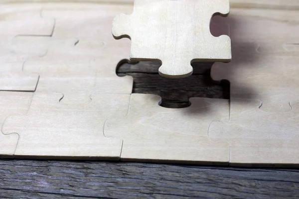 Puzzel op houten planken team bedrijfsconcept — Stockfoto