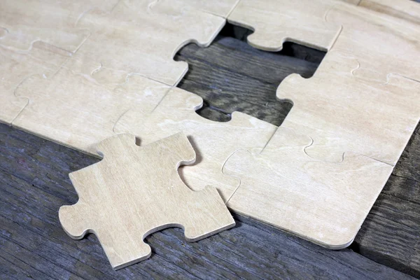 Puzzel op houten planken team bedrijfsconcept — Stockfoto