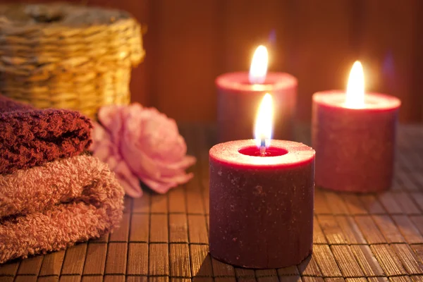 Концепция спа ночью со свечами натюрморта — стоковое фото