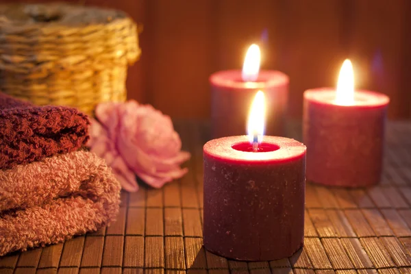 Concepto de spa en la noche con velas naturaleza muerta —  Fotos de Stock