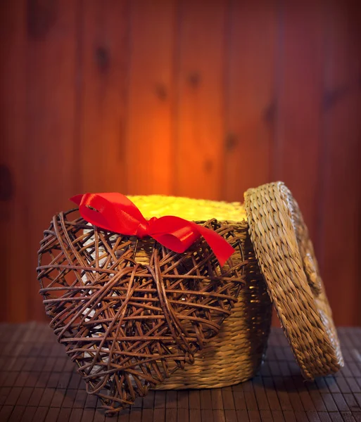 Open empty gift basket box with heart retro background concept — Stock Photo, Image