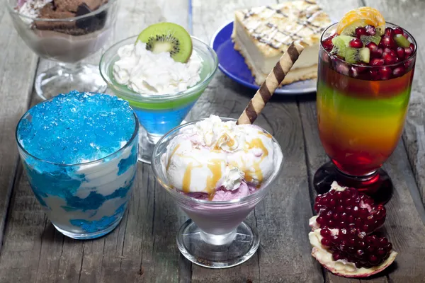 Kleurrijke desserts gemengd assortiment — Stockfoto