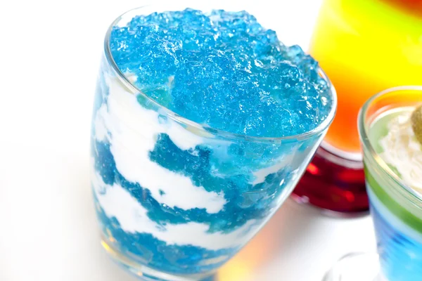 Sobremesa geleia azul na tigela com chantilly — Fotografia de Stock