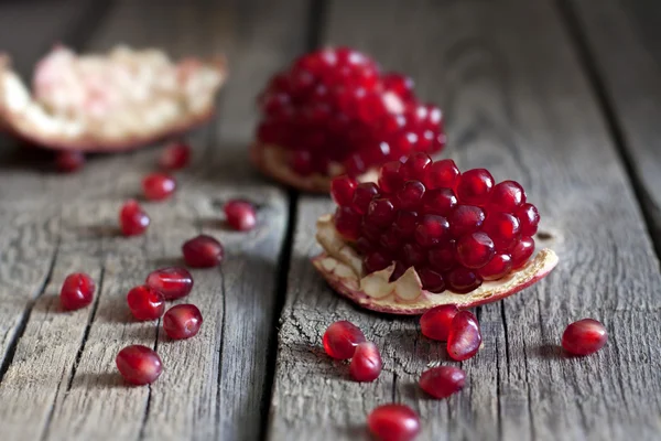 Granatapfel auf Holzbrettern abstrakte Nahaufnahme — Stockfoto