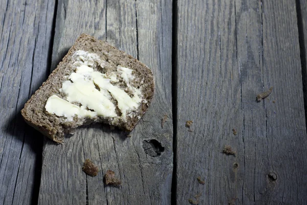 Шматочок хліба на старовинних дерев'яних дошках концепція — стокове фото