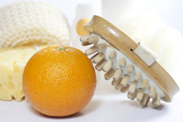 Концепция сравнения целлюлита с оранжевым и инструментом — стоковое фото