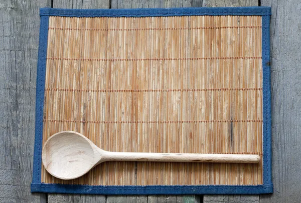 Estera de bambú en tableros de madera vintage concepto de fondo de alimentos — Foto de Stock
