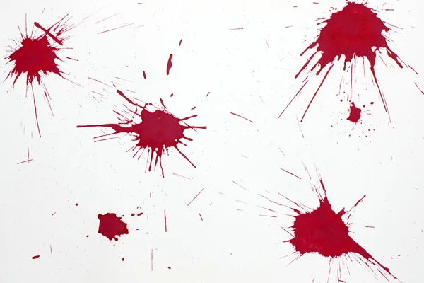 Красный брызг крови на белой бумаге — стоковое фото