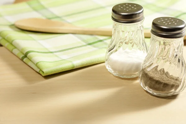 Salz und Pfeffer in der Küche — Stockfoto