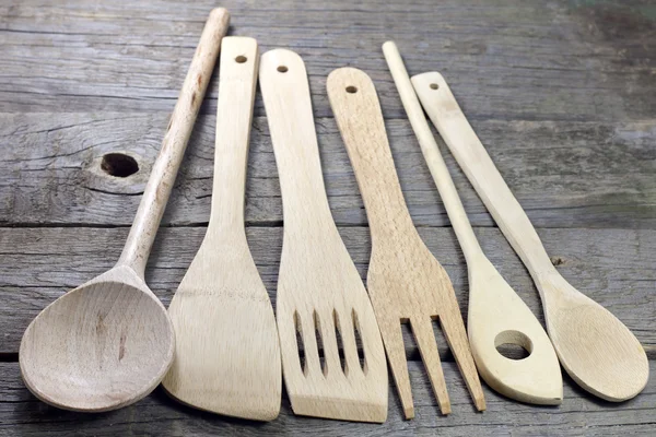 Vecchi utensili da cucina retrò su tavole di legno — Foto Stock
