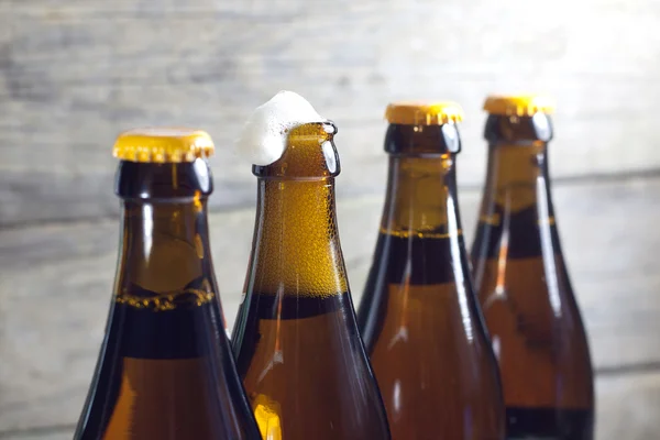 Бутылки пива крупным планом — стоковое фото