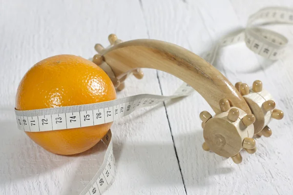 Concept de comparaison de cellulite avec orange et outil — Photo