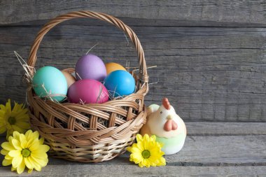 Paskalya yumurtaları ahşap kurullarında sepet
