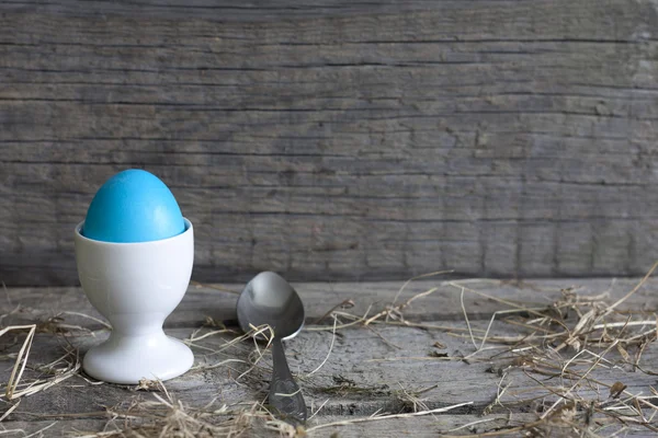 Huevo de Pascua abstracto sobre mesa de madera vintage — Foto de Stock