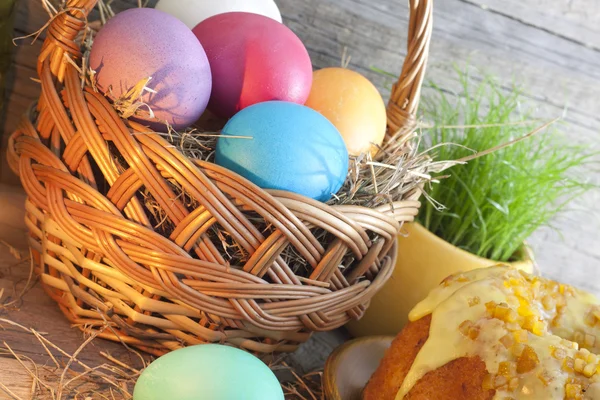 Colorate uova di Pasqua nel primo piano cestino — Foto Stock