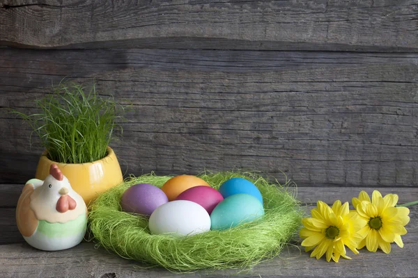 Velikonoční vejce v zelené hnízdo na vinobraní Dřevěná prkna — Stock fotografie
