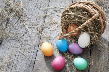 antika ahşap plakalar arka sepette Paskalya yumurtaları