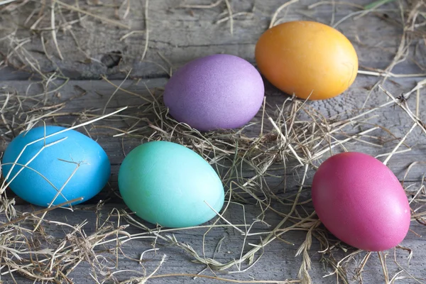 Huevos de Pascua coloridos en tablas de madera vintage —  Fotos de Stock