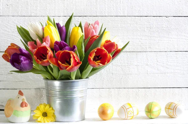 Tulipanes de Pascua de primavera en cubo sobre tablones vintage blancos —  Fotos de Stock