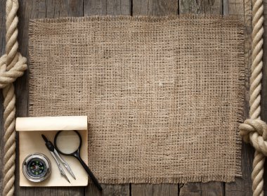 eski ahşap plakalar ve pusula vintage geçmiş ile ipi