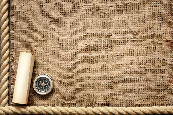 Stará Dřevěná prkna a lana s kompasu vinobraní pozadím — Stock fotografie