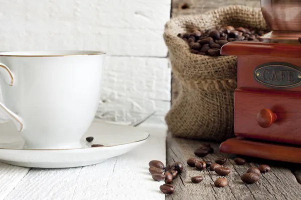 Granos de café y molinillo vintage bodegón — Foto de Stock